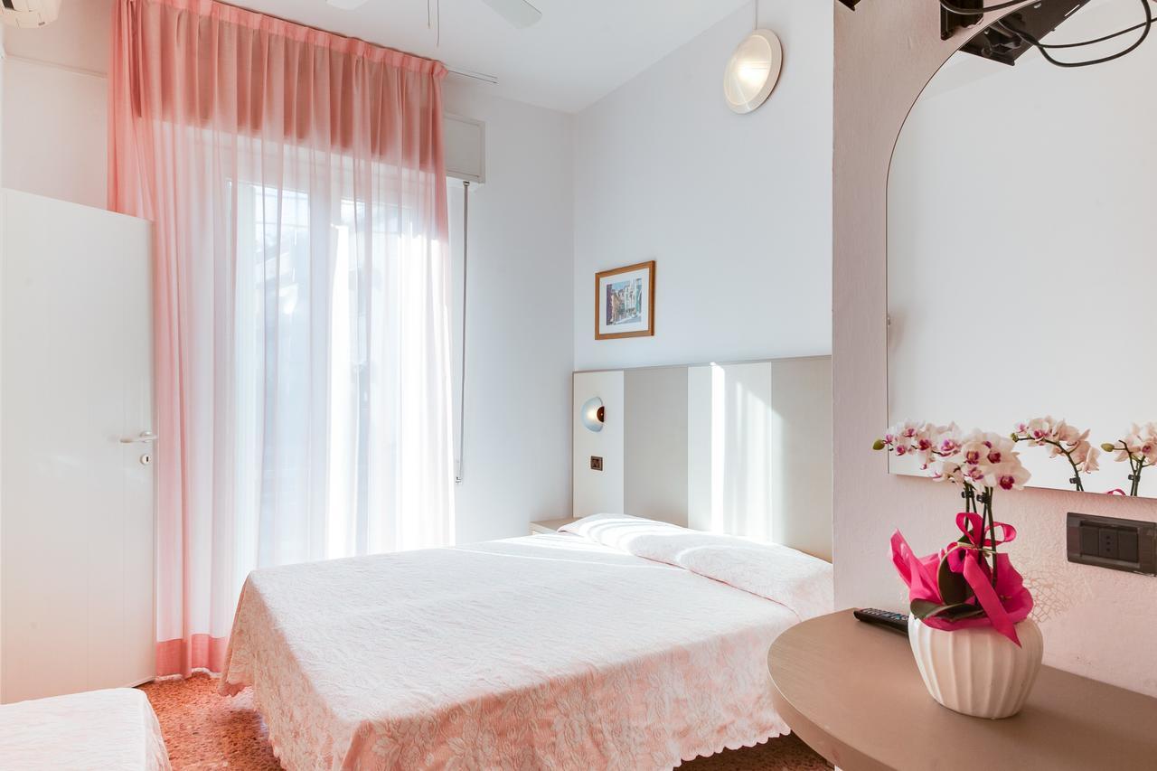 Hotel Barbiani Rimini Exteriör bild